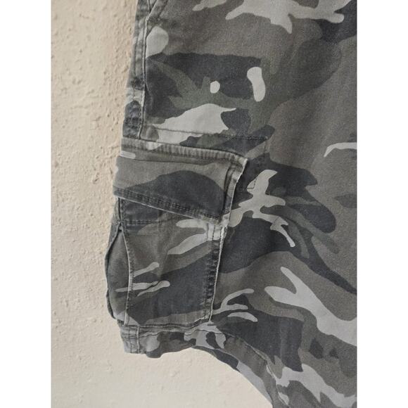OLD NAVY MEN Green & GRAY Lived In Straight CAMO CARGO SHORTS, Size 36 - Picture 3 of 7